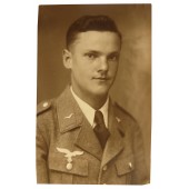 Foto eines Flakhelfers der Luftwaffe in Tuchrock